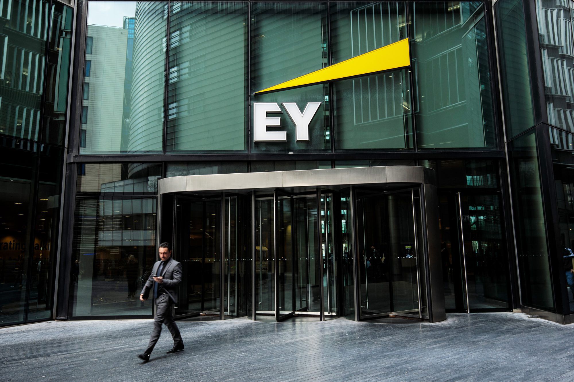 Imagem da fachada de prédio com a logo da Ernst & Young
